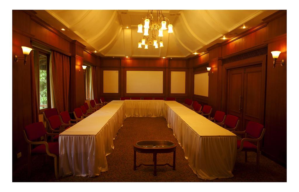 Bolgatty Palace & Island Resort Kochi Bagian luar foto